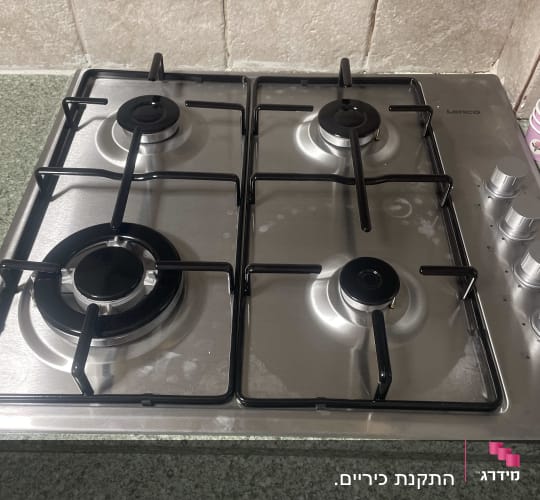 כיריים גז עם ארבעה מבערים וכפתורי שליטה בצד
